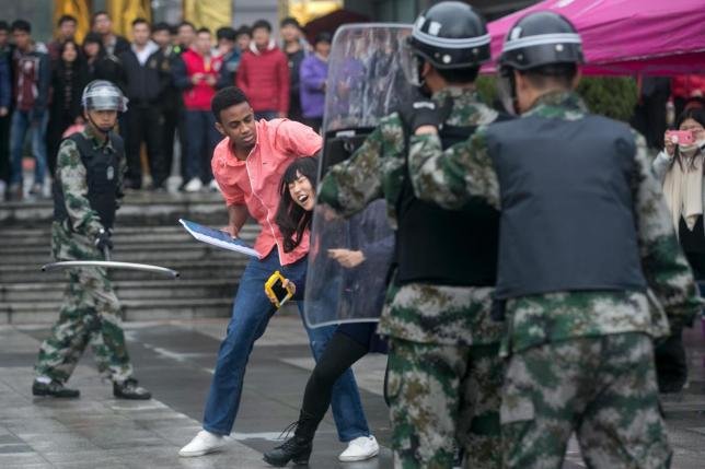 Một cuộc diễn tập chống khủng bố tại thành phố Hàng Châu (Trung Quốc) - Ảnh: Reuters