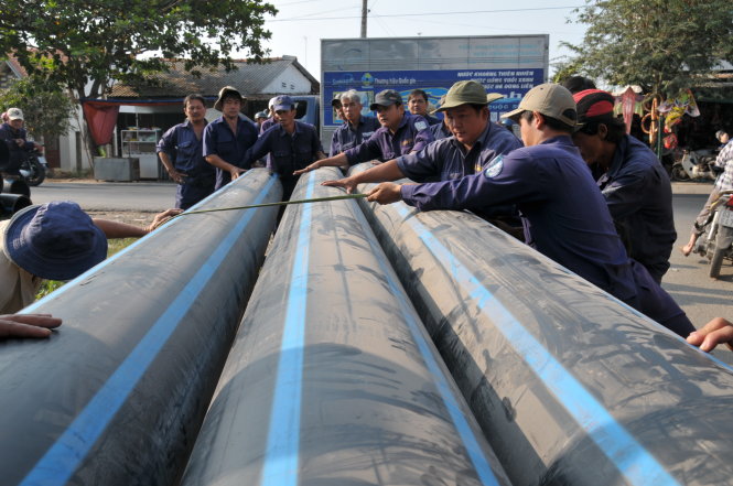 Thi công lắp đặt ống nước cho huyện cù lao Tân Phú Đông - Ảnh: T.T.