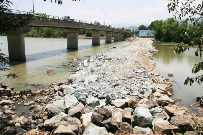 Lúc hơn 12g ngày 8-4, mực nước sông Cái Nha Trang đã hụt sâu 20cm so với mặt đập ngăn mặn tại cầu Vĩnh Phương của Nhà máy cấp nước Xuân Phong - Ảnh: Phan Sông Ngân