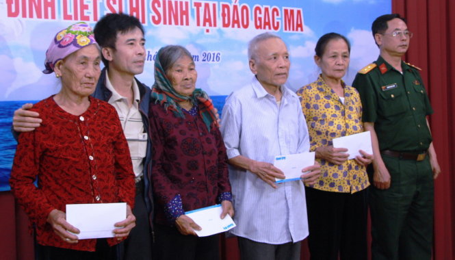 Gia đình thân nhân 10 liệt sĩ hi sinh tại đảo Gạc Ma của hai tỉnh Nghệ An, Hà Tĩnh nhận tiền hỗ trợ của bạn đọc báo Tuổi trẻ sáng 9-4 - Ảnh: Doãn Hòa
