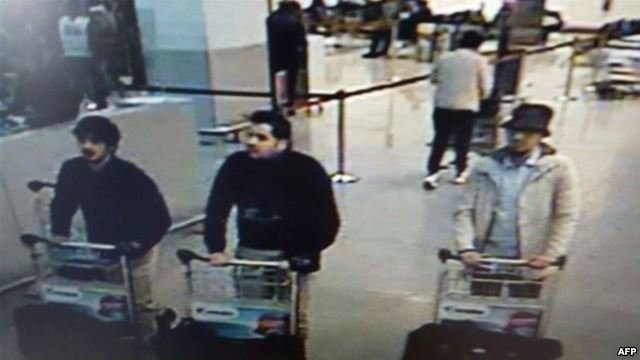 Cảnh sát tình nghi Mohamed Abrini là nghi can đội nón xuất hiện tại sân bay Brussels - Ảnh: AFP