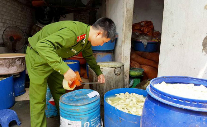 Cảnh sát môi trường (PC49) Công an tỉnh Nghệ An niêm phong măng ngâm hóa chất tại một cơ sở ở phường Đội Cung, TP Vinh, Nghệ An - Ảnh: Hồng Phong