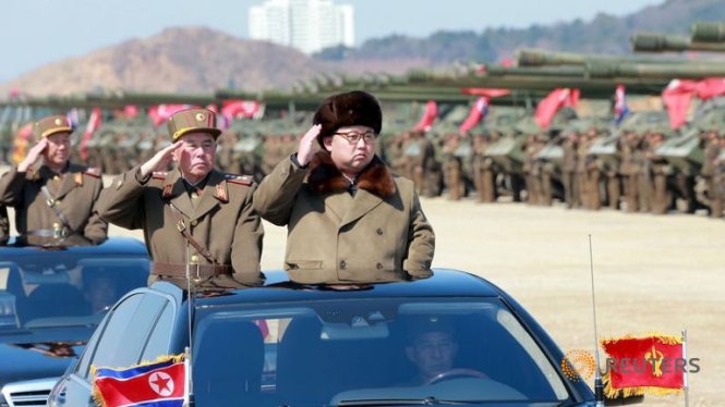 Lãnh đạo Kim Jong Un giám sát một cuộc tập trận của quân đội Triều Tiên Ảnh: Reuters