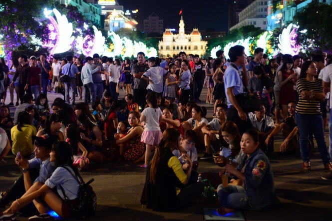 Người dân và du khách tham quan, vui chơi trên đường Nguyễn Huệ - Ảnh: Quang Định