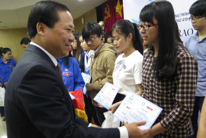 Anh Nguyễn Phi Long -Chủ tịch Hội LHTN Việt Nam trao học bổng cho sinh viên là con cán bộ, chiến sĩ các lực lượng chủ lực trong nhiệm vụ gìn giữ hòa bình quốc gia - Ảnh: Quang Thế