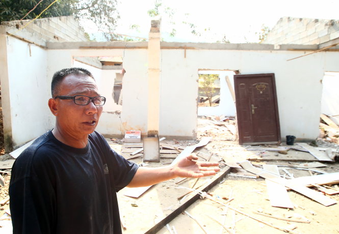 Ông Dương, 60 tuổi, tỏ ra bức xúc về giá đền bù chưa thỏa đáng cho ngôi nhà của gia đình ông bị giải tỏa để làm con đường lên đập thủy điện Cảm Lãm - Ảnh: Nguyễn Khánh