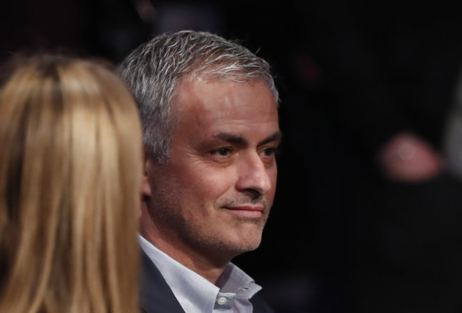 HLV Mourinho dự khán trận quyền anh giữa Joshua và Matin. Ảnh: Reuters