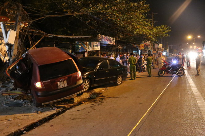 Công an thị xã Thuận An phong tỏa hiện trường để điều tra vụ tai nạn - ẢNH: BÁ SƠN