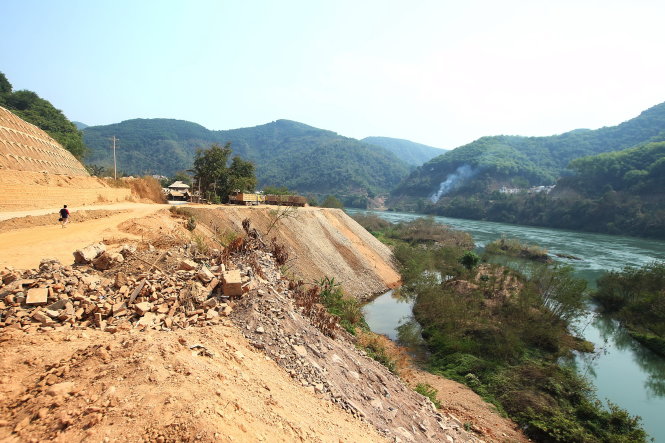 Đất đá đang được đổ xuống dòng sông Mekong để xây đập thủy điện Cảm Lãm - Ảnh: Nguyễn Khánh
