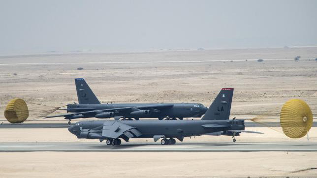 Hai trong số các máy bay B-52 vừa hạ cánh tại căn cứ không quân Al Udeid ở Qatar ngày 9-4 - Ảnh: Reuters