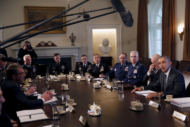  Tổng thống Mỹ Obama (phải) và Bộ trưởng Quốc phòng Ashton Carter (trái) cùng các tướng tư lệnh trong cuộc họp tại Nhà Trắng ngày 5-4 - Ảnh: Reuters