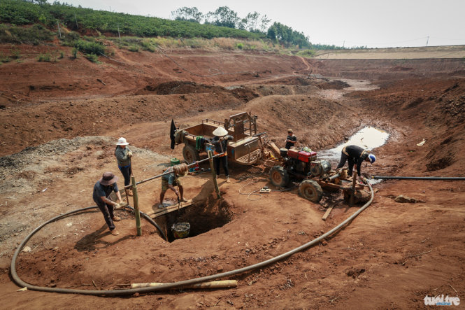 Giữa đáy hồ Ea Kiar khô cạn ở thôn Ea Klang, gia đình anh Y Gu Niê và Y Nuyêng cùng nhau hùn vốn được 40 triệu đồng, rồi thuê người đào giếng để tìm nước tưới cho 3ha cà phê  