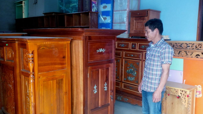 Anh Trương Văn Hoành, em trai liệt sĩ Trương Văn Hướng, ở xã Hải Ninh, huyện Quảng Ninh chạy thẳng ra xưởng mộc nhờ đóng một cái tủ thờ mới cho anh trai sau khi nhận được quà - Ảnh: Trường Trung