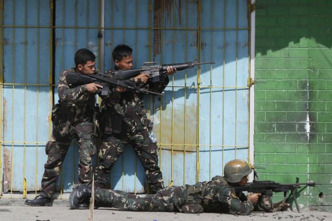 Quân đội Philippines trong một cuộc giao tranh với phiến quân Hồi giáo. Ảnh: Reuters