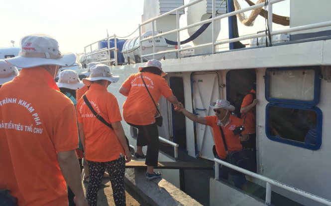 Du khách xuống tàu chuẩn bị hành trình khám phá quần đảo Thổ Chu và chụp ảnh lưu niệm trên tàu Thổ Châu 09