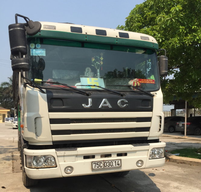 Chiếc xe tải chở gần 8 tấn mỡ động vật bẩn, vừa bị CSGT Thanh Hóa bắt giữ sáng 10-4 - Ảnh: Hà Đồng
