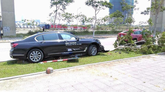Chiếc xe do một showroom tại TP.HCM tổ chức cho khách hàng tại Đà Nẵng lái thử thì xảy ra tai nạn - Ảnh: Otofun/ PĐK