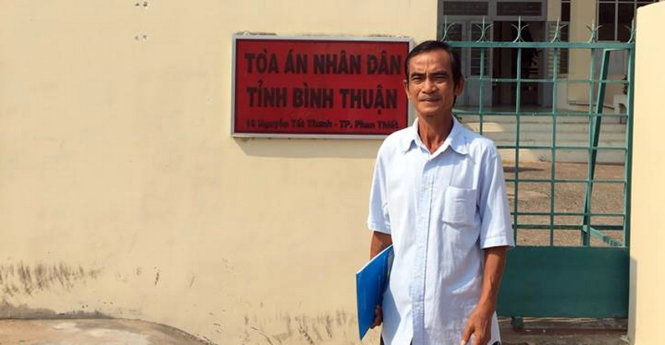 Ông Huỳnh Văn Nén sau khi nộp đơn yêu cầu bồi thường tại TAND tỉnh Bình Thuận - Ảnh: Nguyễn Nam
