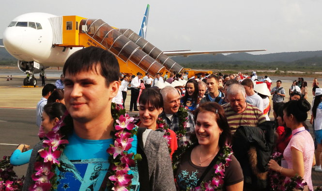 Năm 2015, đảo Phú Quốc đón khoảng 350.000 du khách Nga. Trong ảnh: một chuyến bay đưa du khách Nga đến Phú Quốc năm 2015 - Ảnh: K.Nam