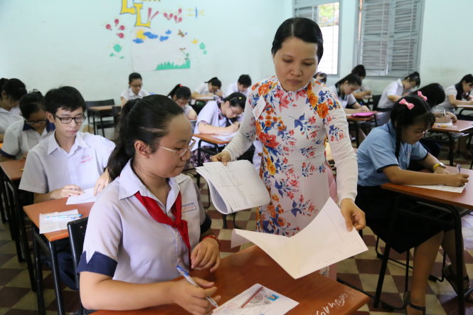 Thí sinh làm thủ tục trước giờ thi kỳ thi tuyển sinh lớp 10 năm 2015 tại hội đồng thi Trường THPT chuyên Lê Hồng Phong (Q.5, TP.HCM) - Ảnh: Như Hùng