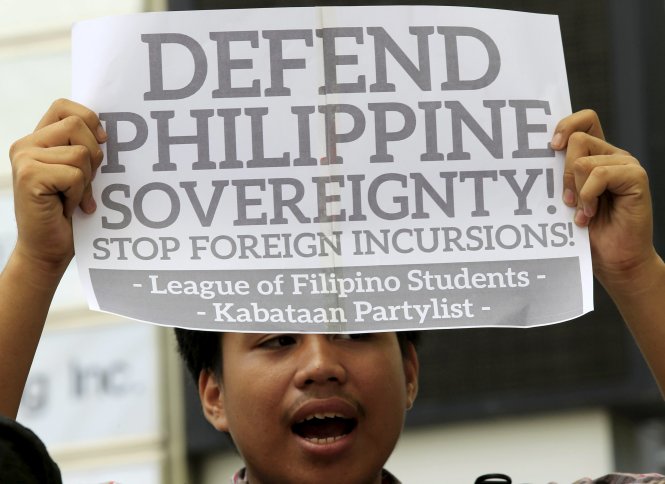 Biểu tình trước Lãnh sự quán Trung Quốc ở thành phố Makati thuộc Manila, Philippines ngày 9-4 - Ảnh: Reuters