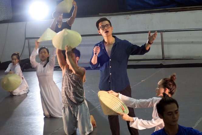 Ba sĩ Hà Anh Tuấn cùng nhóm múa tập bài Hello Việt Nam - Ảnh: TTD