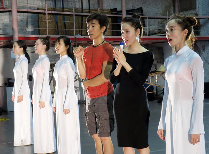 Biên đạo múa Tấn Lộc, ca sĩ Phương Linh và nhóm múa tâp liền hai tiết mục