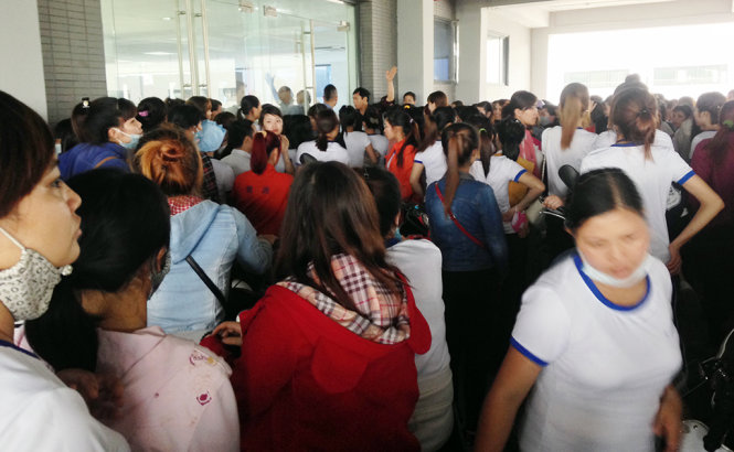 Gần 1.000 công nhân của công ty TNHH Bluecom Vina tại KCN Tràng Duệ tổ chức đình công do bức xúc trước việc công ty không có tổ chức công đoàn và giờ làm việc quá sức đối với người lao động - Ảnh: Tiến Thắng