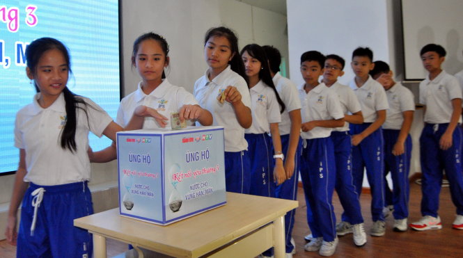 Học sinh Trường Quốc tế IPS Đồng Nai đóng góp ủng hộ đồng bào vùng hạn, mặn sau buổi chào cờ sáng thứ hai 11-4 - Ảnh: ĐỨC TRONG
