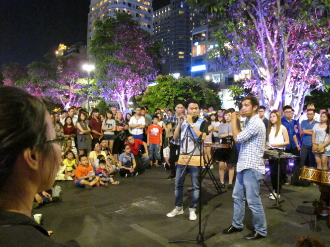 Các nghệ sĩ trẻ, sinh viên Nhạc viện TP.HCM biểu diễn âm nhạc dân tộc tại phố đi bộ Nguyễn Huệ - Ảnh: K.Anh
