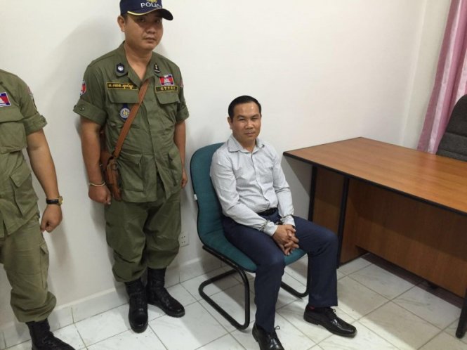 Ông Sam An (phải) bị bắt và được đưa về trụ sở Bộ Nội vụ Campuchia để thẩm vấn. Ảnh: Fresh News