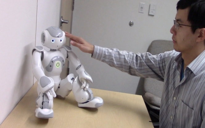 Tình nguyện viên được yêu cầu dùng tay thuận chạm vào cơ thể robot - Ảnh: techtimes