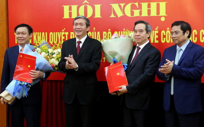Ông Đinh Thế Huynh (người thứ ba từ bên phải) và ông Phạm Minh Chính (thứ nhất bên phải) trao quyết định cho ông Vương Đình Huệ và ông Nguyễn Văn Bình - Ảnh: Thành Trung