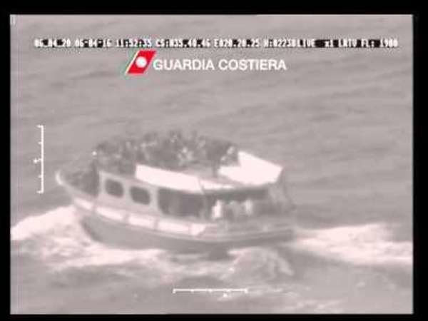 Lực lượng tuần duyên Ý đã cứu được 1.850 di dân ở eo biển Sicily - Ảnh: Onenewspage