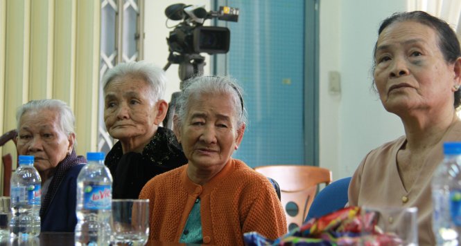 Bà Trần Thị Huệ (bìa phải), mẹ liệt sĩ Lê Thế, mong muốn con mình cũng có được ngôi mộ gió tưởng niệm như đồng đội - Ảnh: Hữu Khá