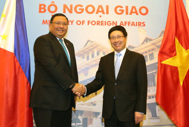 Phó thủ tướng, Bộ trưởng Bộ Ngoại giao Phạm Bình Minh (phải) bắt tay Bộ trưởng ngoại giao Philippines Jose Rene Almendras tại Hà Nội ngày 11-4 - Ảnh: Diệu An
