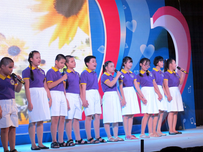 Các bạn học sinh trường phổ thông đặc biệt Nguyễn Đình Chiểu biểu diễn tại chương trình giao lưu - Ảnh: K.ANH