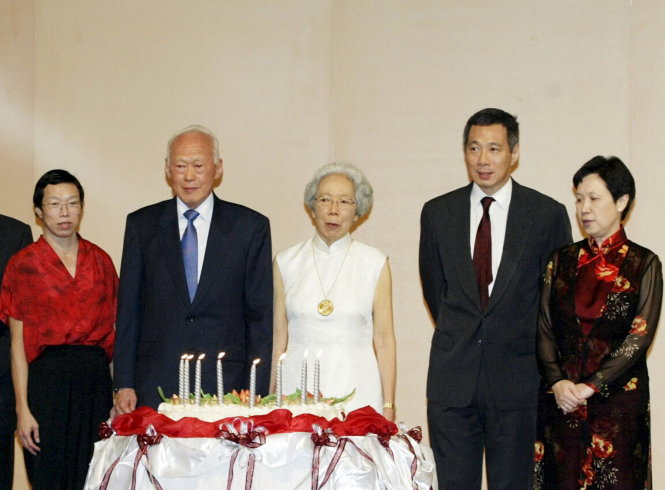 Tấm ảnh gia đình chụp sinh nhật ông Lý Quang Diệu (thứ hai từ trái) 80 tuổi vào tháng 9-2003; với bà Lý Vỹ Linh (bìa trái) và ông Lý Hiển Long (thứ hai từ phải) - Ảnh: Reuters