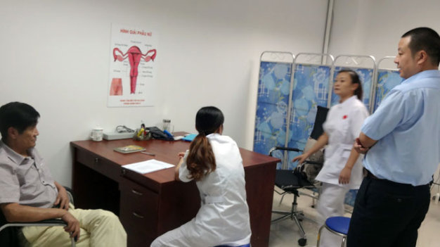 Một số “bác sĩ” Trung Quốc tại phòng khám đa khoa Châu Á - Ảnh: Ngọc Nga