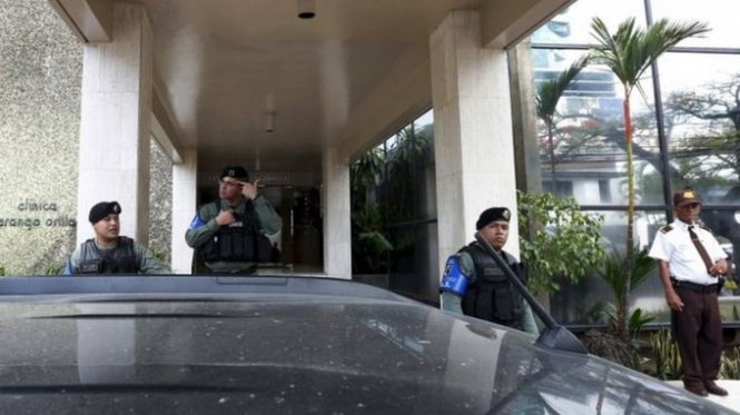 Cảnh sát Panama tiến hành khám xét trụ sở chính của công ty luật Mossack Fonseca ngày 12-4 - Ảnh:Reuters