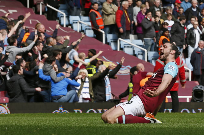 Andy Carroll - cầu thủ đã lập hat-trick vào lưới Arsenal - sẽ là mối đe dọa lớn của M.U - Ảnh: Reuters