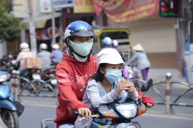 Nắng nóng làm cả người lớn và trẻ con đi ngoài đường đều thấy khó chịu - Ảnh: Duyên Phan