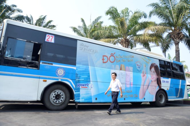 Xe buýt số 27 chạy tuyến Bến Thành - An Sương có giới thiệu quảng cáo trên thân xe - Ảnh: Duyên Phan