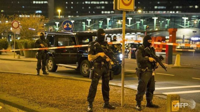 Cảnh sá Hà Lan đang canh gác và tuần tra chặt chẽ bên ngoài sân bay Schiphol sau khi một phần sân bay được sơ tán ngày 12-4 -Ảnh:AFP