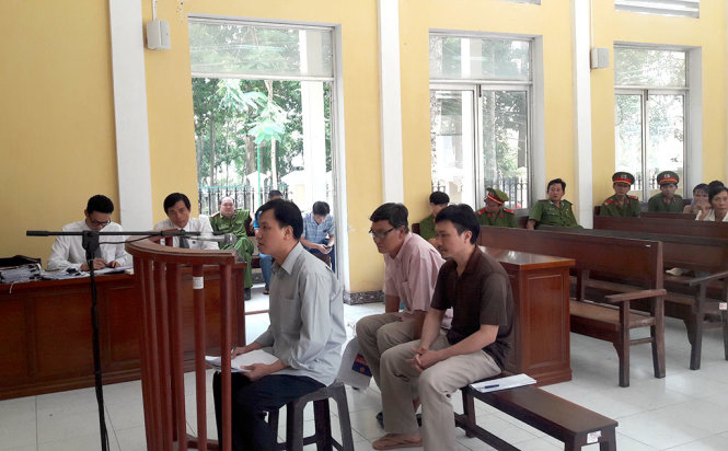 Các bị cáo trong phiên xử sơ thẩm tại TAND tỉnh Sóc Trăng vào tháng 10-2015 - Ảnh: H.Điệp