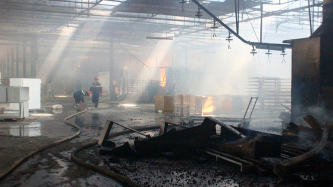 Nhiều sản phẩm gỗ, máy móc, trang thiết bị cháy đen sau vụ cháy - Ảnh: A.L
