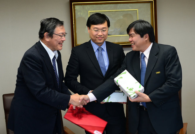 Sau buổi thăm và làm việc tại báo Mainichi , Tổng biên tập báo Tuổi trẻ Tăng Hưu Phong và ông Yutaka Asahina - Chủ tịch tập đoàn Mainichi trao đổi quà lưu niệm trong sự chứng kiến của Bí thư TW đoàn Lê Quốc Phong - Ảnh: TTD