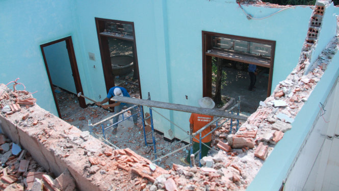 Các căn nhà xây bằng bê tông đã được công nhân đập bỏ vào sáng ngày 13-4 - Ảnh: Hữu Khá