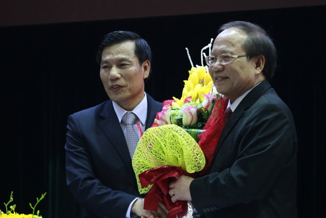 Ông Hoàng Tuấn Anh tặng hoa chúc mừng tân Bộ trưởng Nguyễn Ngọc Thiện - Ảnh: Nam Trần