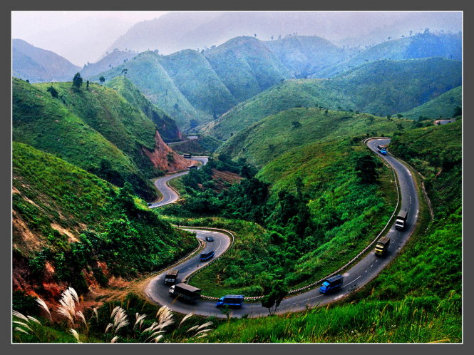 Đèo Phương Hoàng nằm ở địa phận M'Đrăk tỉnh Đắk Lắk, nơi đây là cữa ngõ phía đông tỉnh Đắk Lắk và tỉnh Khánh Hòa